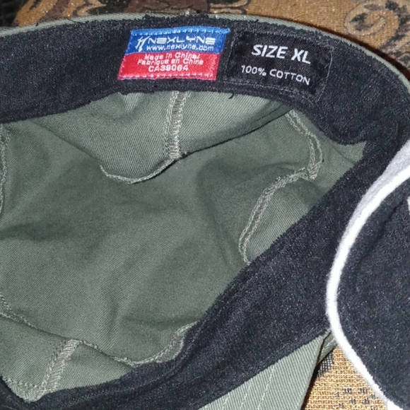 Women hats never worn have a little spot - Picture 3 of 4